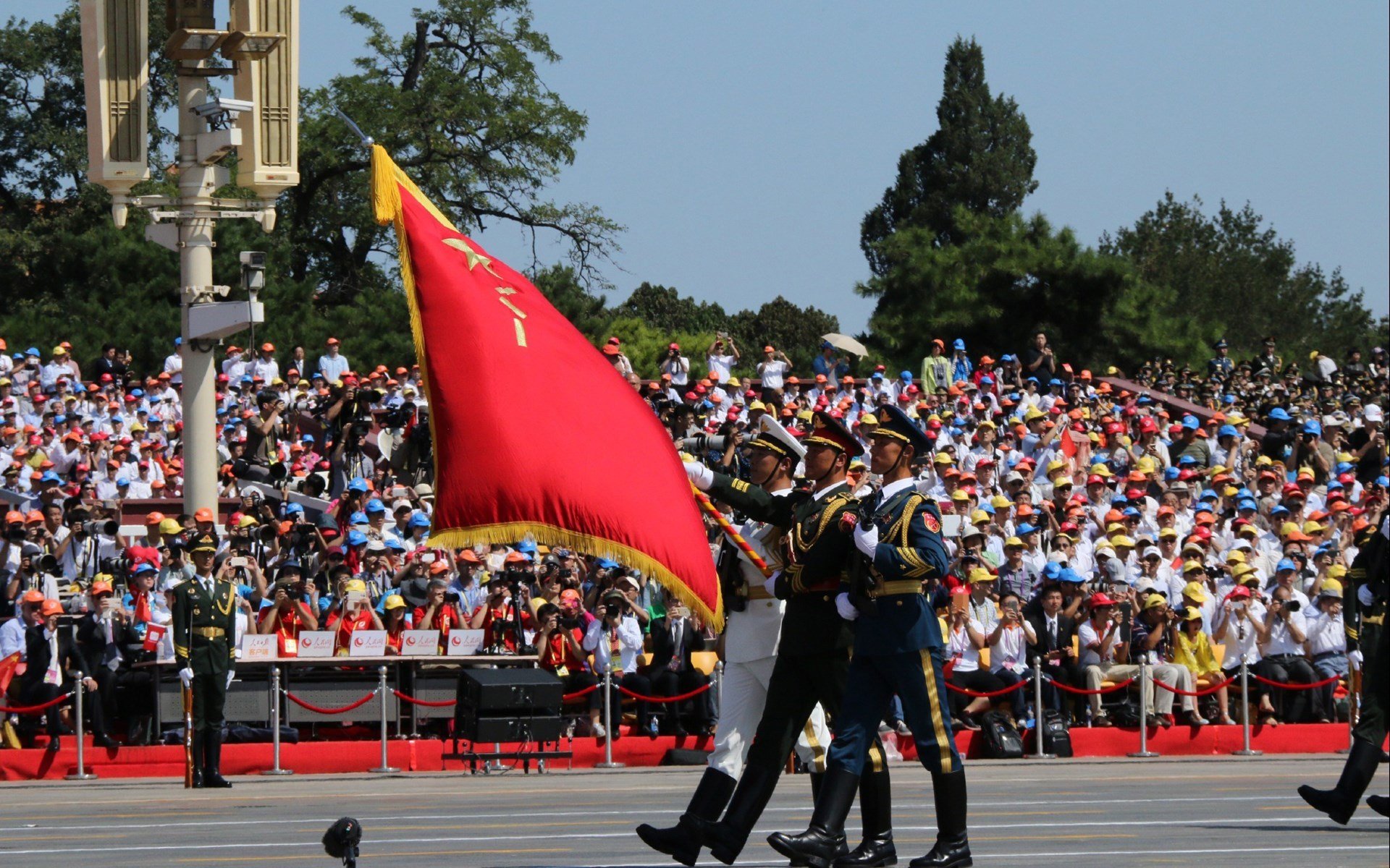 “羽毛球挑战：高新体育中心赛场极速对决成观众焦点”